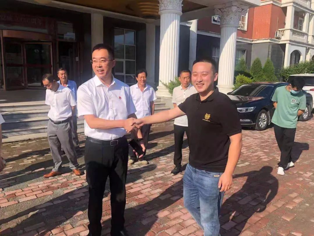 牢靠脱贫攻坚效果，，，，，，助力墟落振兴——不朽情缘集团向岫岩县黄花甸镇关门山村送驻村干部事情(图2)