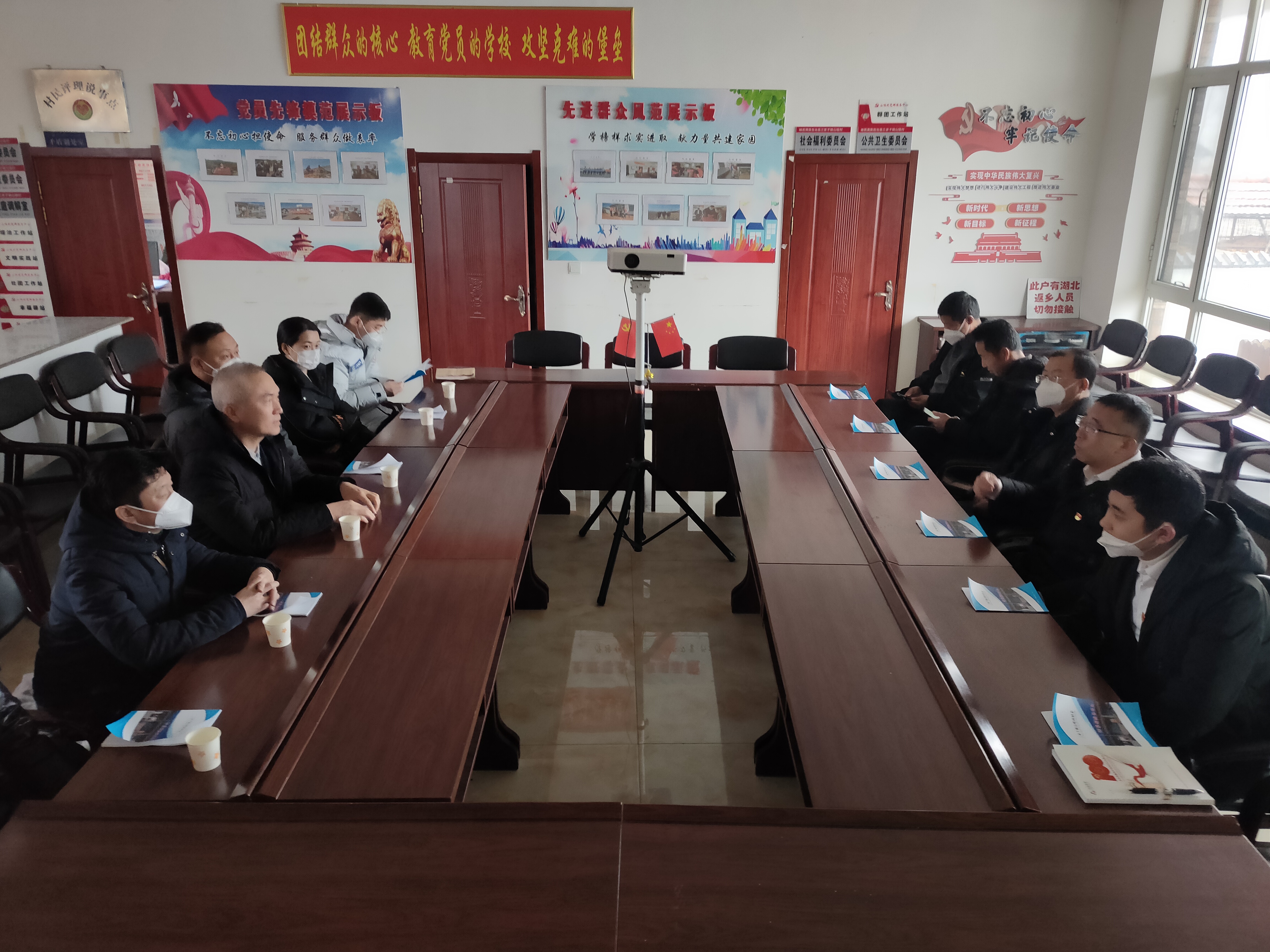 践行国企责任，，，，，，，迎新春送温暖——鞍勤集团、不朽情缘集团、公服集团前往驻村事情队 走访慰